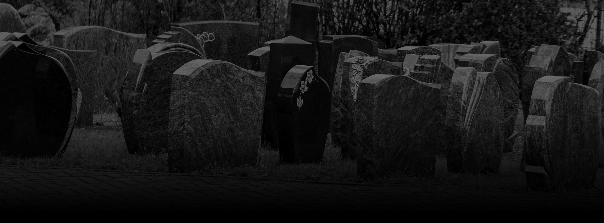 Памятник в виде пламени: материалы и варианты исполнения